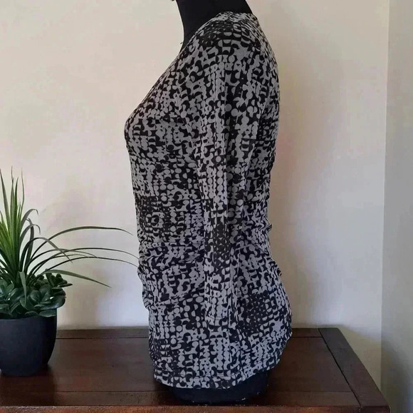 ❤️ Unlisted by Kenneth Cole Wrap Top 3/4 Sleeve Abstract Grey Women's Size Small - Picture 2 of 14